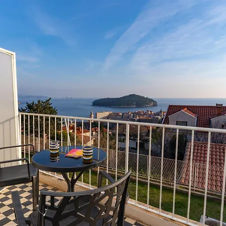 Apartment With Sea & Views